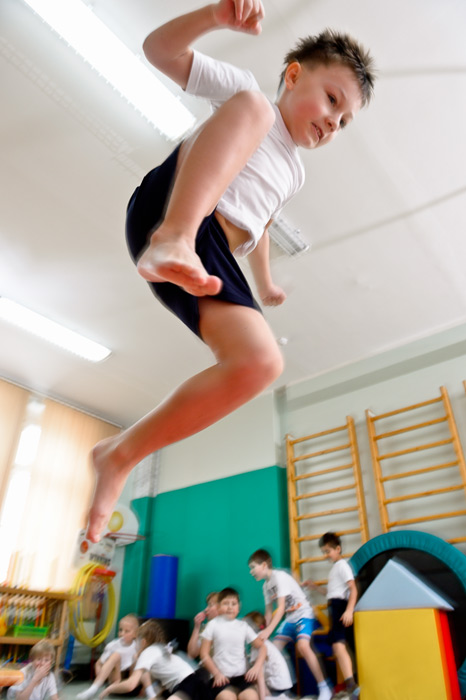 Фотография прыгающего мальчика на физкультуре 