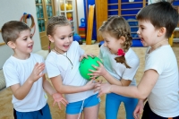 Фотографии дошкольников, сделанные в процессе игры в школе для малышей в Москве