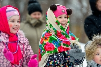  Живые фотографии детей, сделанные во время  праздника на свежем воздухе в школе для малышей в России