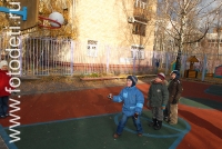 Чем занять детей во дворе, на фото дети занимаются спортом