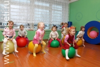 Использование мячей для фитнеса на физкультуре, на фото дети занимаются спортом