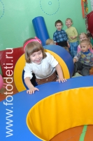 Полоса препятствий для детских комнат, на фото дети занимаются спортом