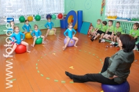 Тренировка детей-гимнастов, на фото дети занимаются спортом